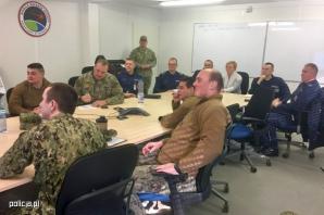 Policjanci w bazie U.S.NAVY