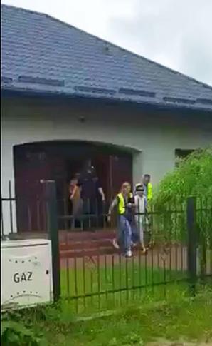 [VIDEO] Herszt grupy porywającej dzieci w Polsce Sebastian J. zakuty w kajdany i zatrzymany! Skuteczna akcja Kuratora Sądowego, Biura Rutkowski, Policji, Prokuratur, Sądów, Straży Pożarnej k. Koszalina. RUTKOWSKI: Trwają poszukiwania 2 dzieci!