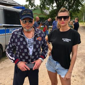 [VIDEO] Herszt grupy porywającej dzieci w Polsce Sebastian J. zakuty w kajdany i zatrzymany! Skuteczna akcja Kuratora Sądowego, Biura Rutkowski, Policji, Prokuratur, Sądów, Straży Pożarnej k. Koszalina. RUTKOWSKI: Trwają poszukiwania 2 dzieci!