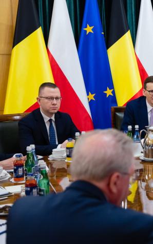 [VIDEO] Premier Mateusz Morawiecki: na polu walki dobra ze złem nie może być postaw neutralnych. Szef polskiego rządu spotkał się w Warszawie z premierem Królestwa Belgii Alexandrem de Croo