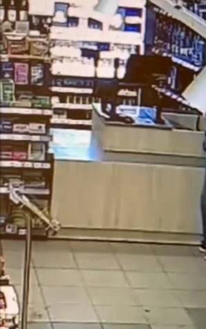 [VIDEO] Skandaliczne zachowanie:  Kobieta kradnie datki dla chorego chłopca i kupuje sobie alkohol