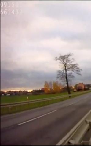 [VIDEO] Łomżyński policjant uratował życie 62-latki. Funkcjonariusz wskoczył do rzeki i wyciągnął kobietę z wody